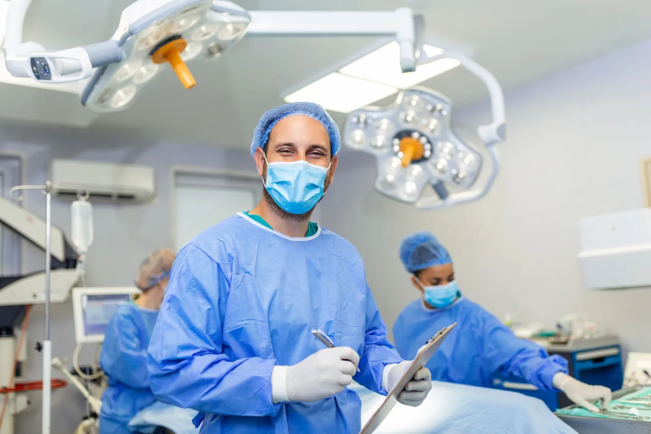 fotografia de un doctor en un quirofano equipado con instrumentos medtronic