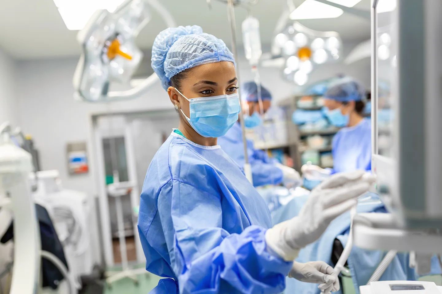 fotografia de una doctora en un quirofano equipado con instrumentos medtronic